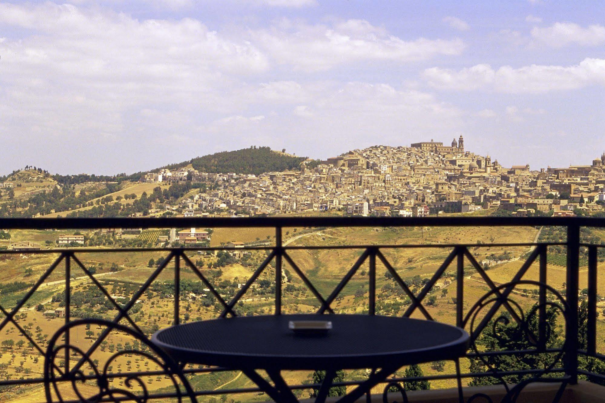Nh Caltagirone Villa San Mauro Exterior photo
